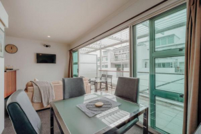 Stunning 2BR Apartment in Viaduct Harbour